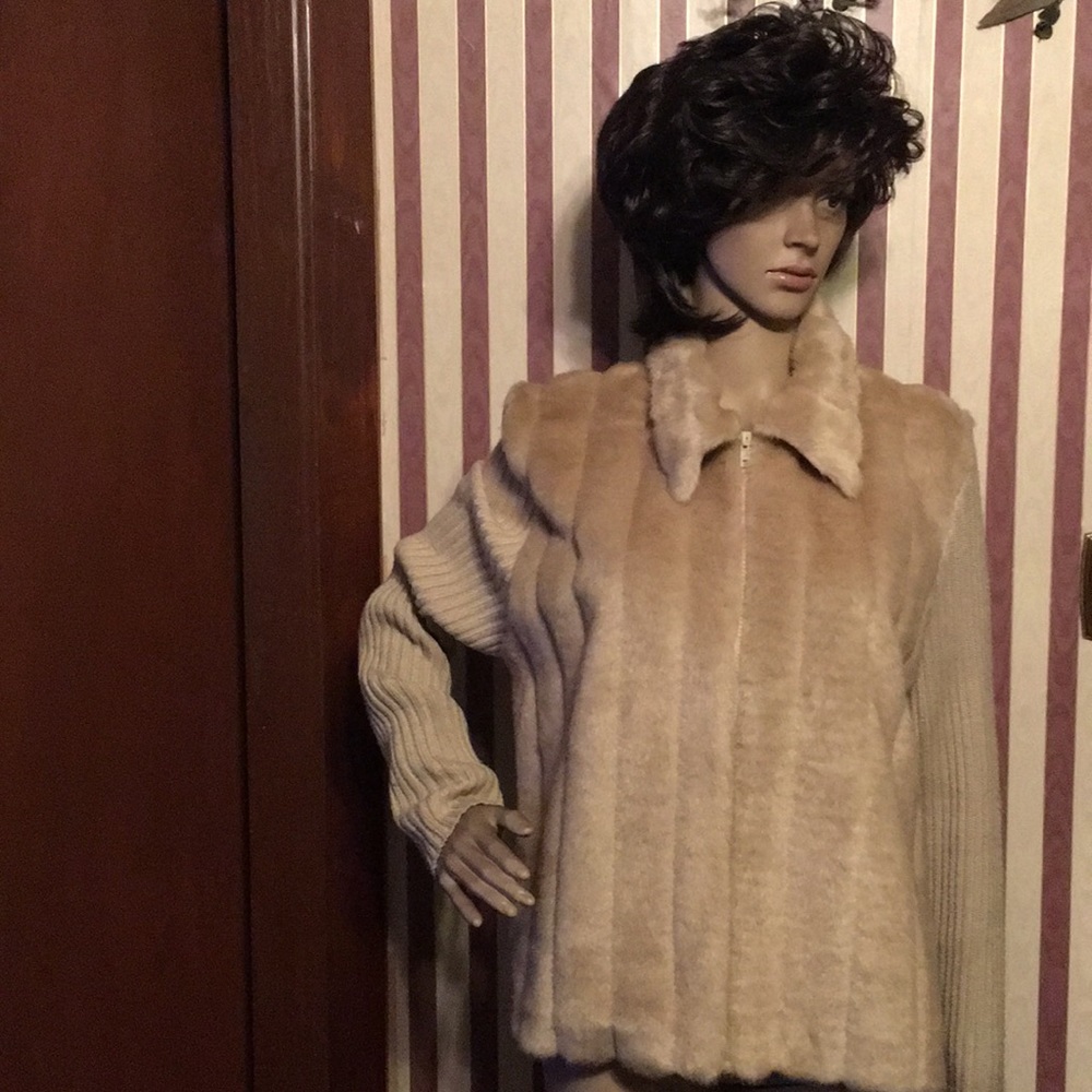 🔥🔥🔥GREAT DEAL on Carolina Colours Jacket w/ Faux Fur